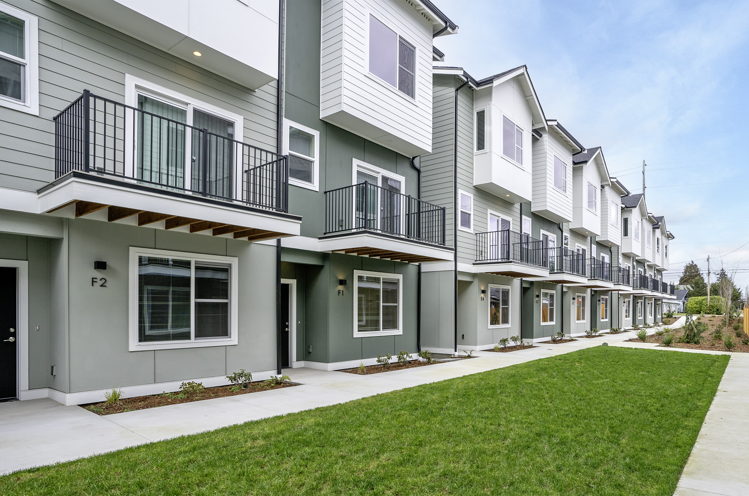 Lakewood Station Townhomes — building row with landscaped lawn
